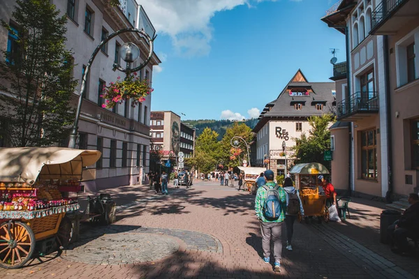 Zakopane, Polonia - 13 settembre 2019: persone che camminano per la strada centrale krupowki nelle montagne tatra — Foto Stock
