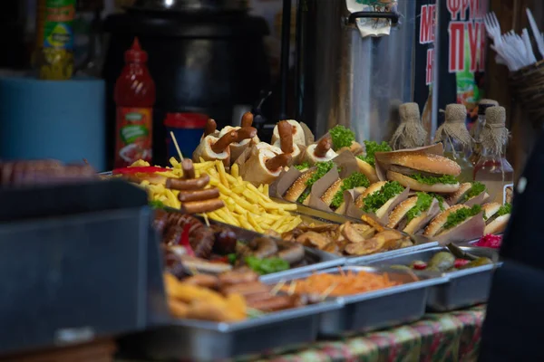 Lviv, Ucraina - 4 gennaio 2019: street food fest hamburger e hot dog — Foto Stock