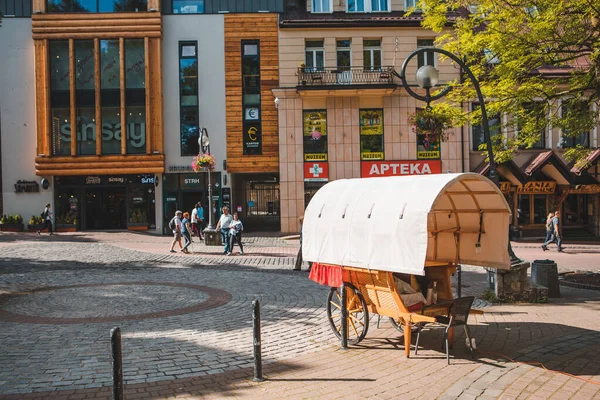 Zakopane, Polonia - 13 settembre 2019: persone che camminano per la strada centrale krupowki nelle montagne tatra — Foto Stock