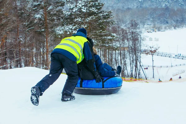 Atividades divertidas de inverno. passeio para baixo pela colina na tubulação de neve — Fotografia de Stock