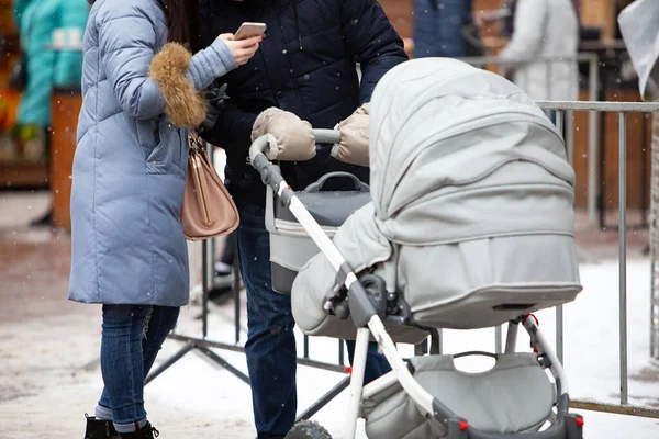 Genç bir aile babası ve çocuğuyla birlikte kış günü bebek arabasında dışarıda. — Stok fotoğraf