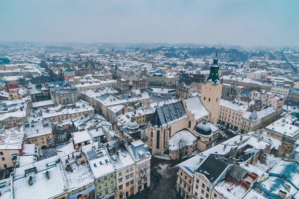 Θέα στο αστικό τοπίο της παλιάς ευρωπαϊκής πόλης κατά τη χειμερινή ώρα — Φωτογραφία Αρχείου