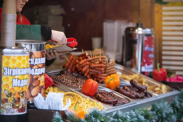 乌克兰利沃夫- 2019年1月4日：街头食品节汉堡包和热狗 — 图库照片