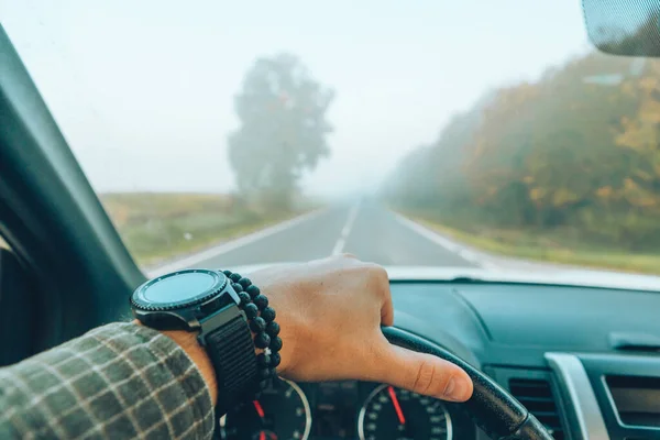 Autó utazási koncepció férfi kéz a kormánykeréken sebességváltó — Stock Fotó