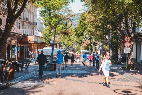 Zakopane, Polonia - 13 settembre 2019: persone che camminano per la strada centrale krupowki nelle montagne tatra — Foto Stock