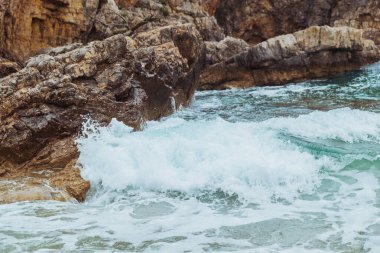 fırtına havasında kayalık deniz plajı görünümü