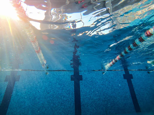 水中の太陽光を水面から見ると — ストック写真