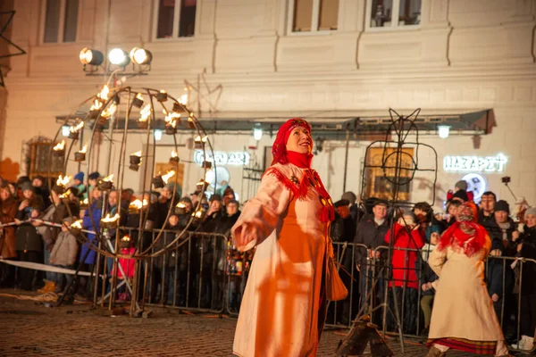 Lviv, Ucrania - 25 de diciembre de 2017: juego de Navidad de nacimiento de Cristo al aire libre en la plaza de la ciudad —  Fotos de Stock