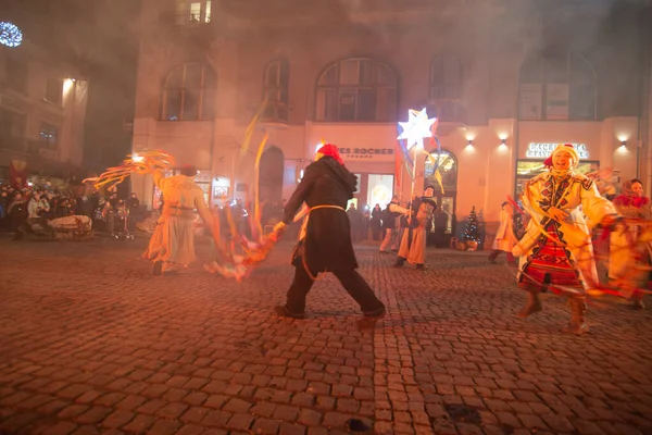 Lviv, Oekraïne - 25 december 2017: Kerstspel van de geboorte van Christus buiten op het stadsplein — Stockfoto