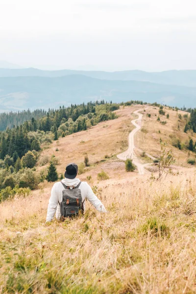 Hombre con mochila senderismo por las montañas de otoño — Foto de Stock