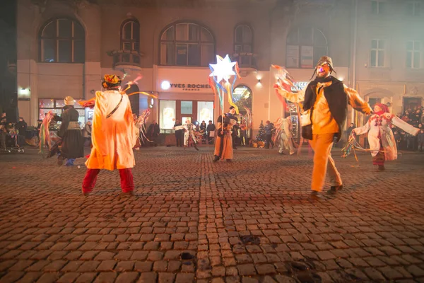 Lviv, Oekraïne - 25 december 2017: Kerstspel van de geboorte van Christus buiten op het stadsplein — Stockfoto