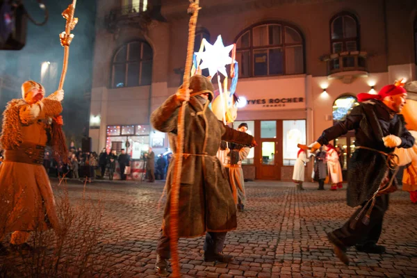 Lviv, Ukrajna - December 25, 2017: Karácsonyi játék a Krisztus születés szabadban a főtéren — Stock Fotó