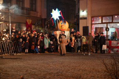 Lviv, Ukrayna - 25 Aralık 2017: Şehir meydanında İsa 'nın doğumu oyunu