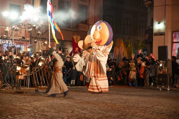 Lviv, Ukrajna - December 25, 2017: Karácsonyi játék a Krisztus születés szabadban a főtéren — Stock Fotó