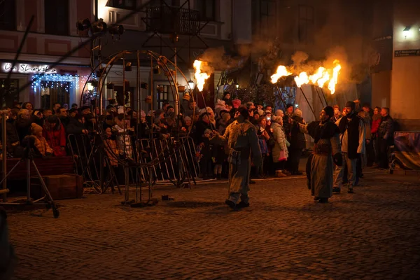 Lviv, Oekraïne - 25 december 2017: Kerstspel van de geboorte van Christus buiten op het stadsplein — Stockfoto