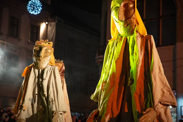 Lviv, Oekraïne - 25 december 2017: Kerstspel van de geboorte van Christus buiten op het stadsplein — Stockfoto