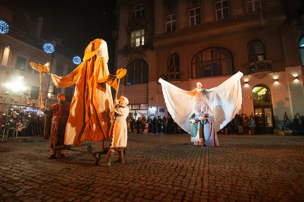 Lwów, Ukraina - 25 grudnia 2017: Bożonarodzeniowe przedstawienie narodzin Chrystusa na placu miejskim — Zdjęcie stockowe