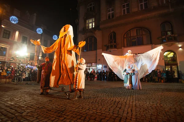 Lviv, Ukrajna - December 25, 2017: Karácsonyi játék a Krisztus születés szabadban a főtéren — Stock Fotó