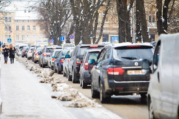 Lviv, Ucrânia - 4 de janeiro de 2019: tráfego da cidade no dia frio de inverno — Fotografia de Stock