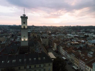Gün batımı bulutlu gökyüzünde Lviv çan saat kulesinin hava görüntüsü