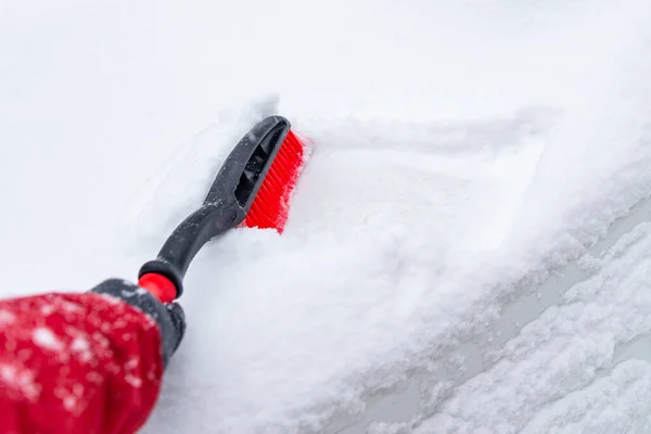 Efter snöstorm bil täckt med snö — Stockfoto