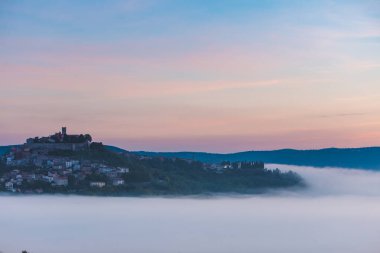 altında kale bulutları ile tepenin üstünde eski şehir