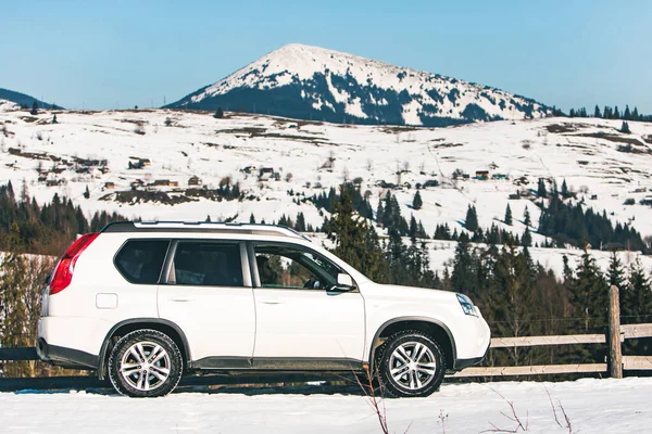Ταξιδέψτε με το αυτοκίνητο. Χειμερινά βουνά. οδικό ταξίδι — Φωτογραφία Αρχείου