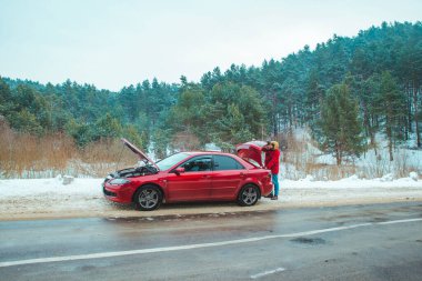 Bagajı açık kapüşonlu adam arıyor.
