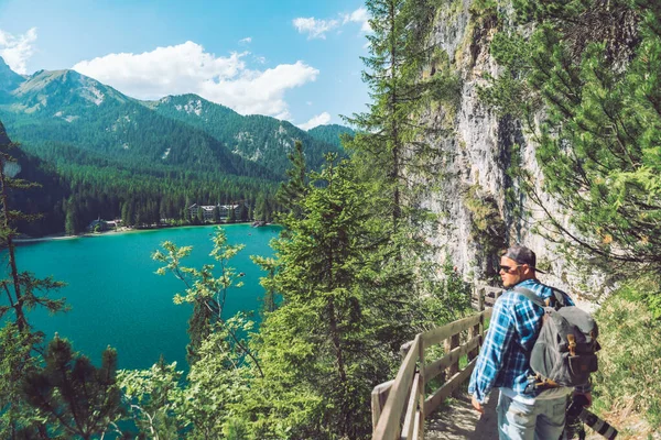 Muž chůze po turistické stezce kolem Braies jezero v Itálii dolomitité hory — Stock fotografie