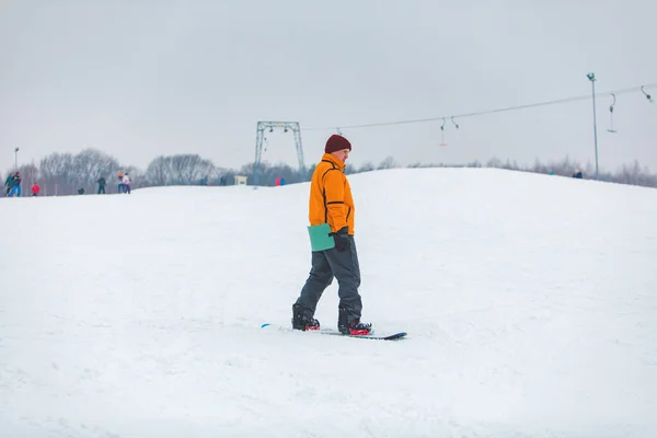 Homem snowboard para baixo pela colina — Fotografia de Stock