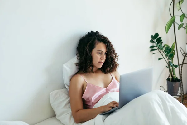 Woman with laptop in bed freelancer — Stock Photo, Image