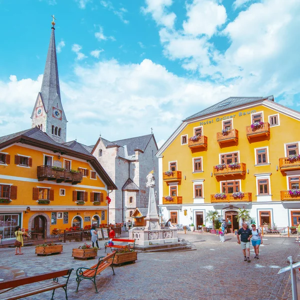 Hallstatt, Austria - 15 giugno 2019: piazza centrale della città turistica — Foto Stock
