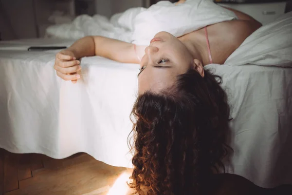 Jovem mulher na cama luz da manhã da janela — Fotografia de Stock