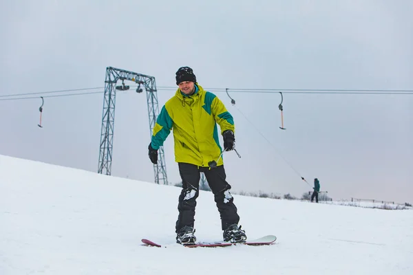 Tepenin aşağısında snowboard yapan bir adam — Stok fotoğraf