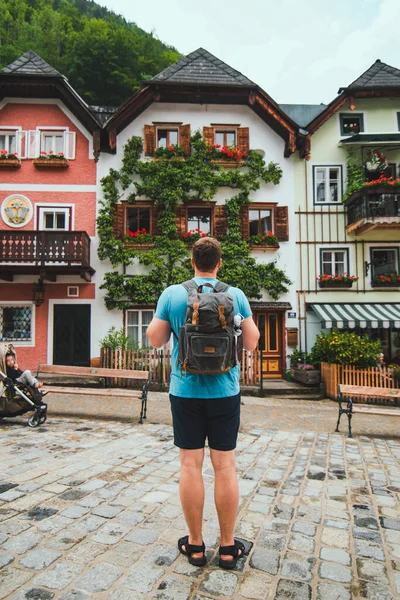 Путешественник с рюкзаком на центральной площади в hallstatt — стоковое фото