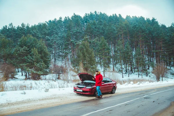Homem de pé perto de carro quebrado na beira da estrada nevou inverno tempo — Fotografia de Stock