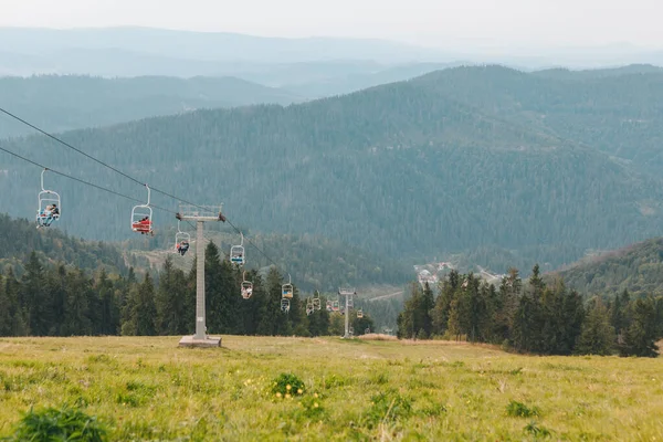 Zakhar Berkut, Ucrania - 7 de septiembre de 2019: summer mountains travel chair road — Foto de Stock