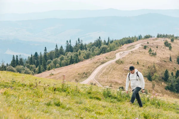 Man with backpack hiking in mountains — Stock Photo, Image