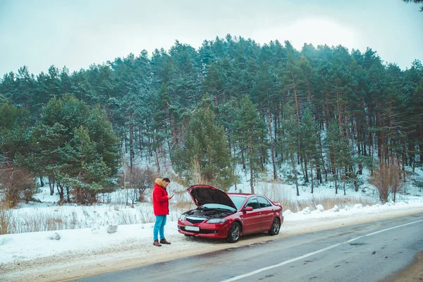 Hombre de pie cerca de coche roto en carretera nevado clima de invierno — Foto de Stock
