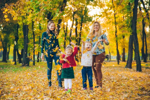 Familia jugando en el parque de la ciudad madres con hijas —  Fotos de Stock