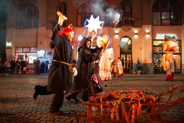 Lviv, Ukrajna - December 25, 2017: Karácsonyi játék a Krisztus születés szabadban a főtéren — Stock Fotó