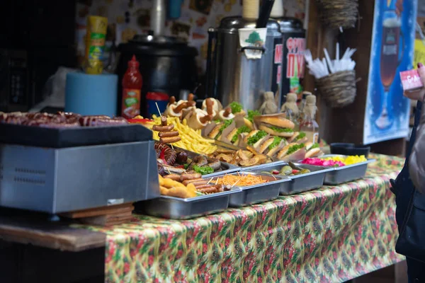 Lviv, Ucraina - 4 gennaio 2019: street food fest hamburger e hot dog — Foto Stock