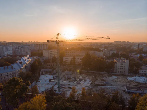 夕阳西下建筑工地起重机 — 图库照片