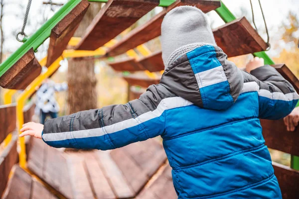 Pequeño niño pequeño jugar en el patio de recreo saludable niño activo —  Fotos de Stock