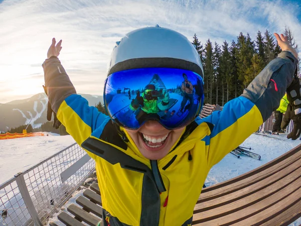 Barátok szórakozás fényképezés tetején havas domb. tükröződés a szemüvegben. síelés és snowboardozás — Stock Fotó