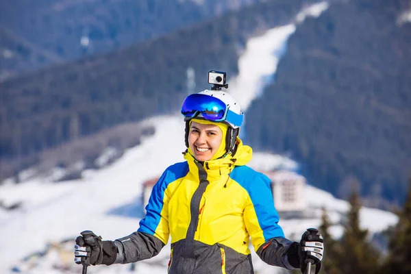 Tepedeki kayak ekipmanlı kadın. — Stok fotoğraf