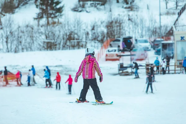 Lviv, Oekraïne-12 januari 2019: kleine jongen skiën naar beneden Hill — Stockfoto