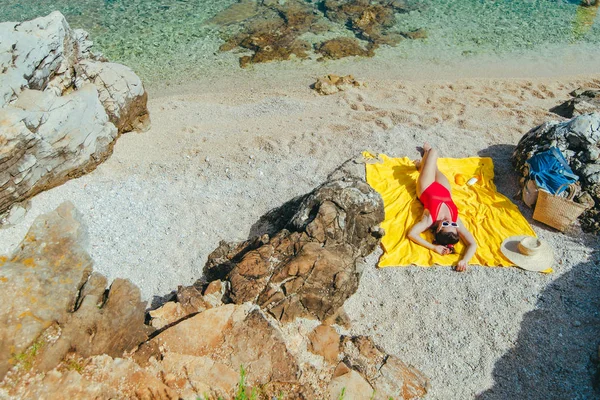 Kvinna sola på Sea Beach i soliga dagar — Stockfoto