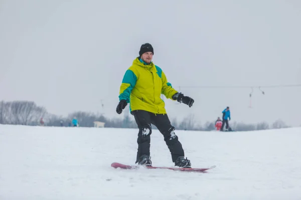 Homem snowboard para baixo pela colina — Fotografia de Stock