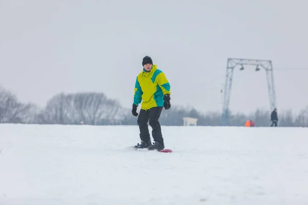 Hombre snowboard abajo por la colina — Foto de Stock